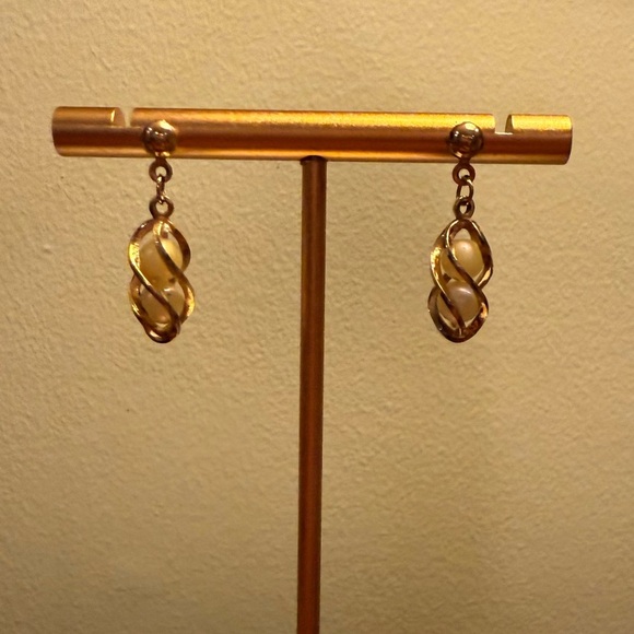 Vintage 1960s Gold/Pearl Post Back Swirl Earrings - Picture 2 of 8